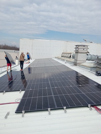Installazione di pannelli fotovoltaici su copertura