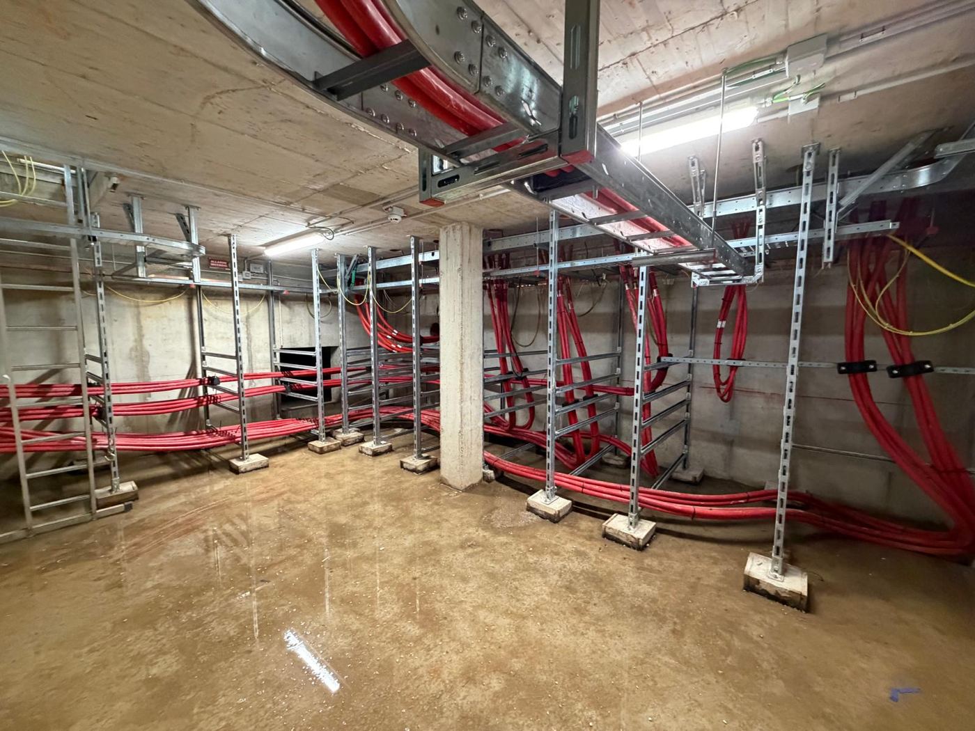 Passerelle e cavi di media tensione in un cavedio tecnico