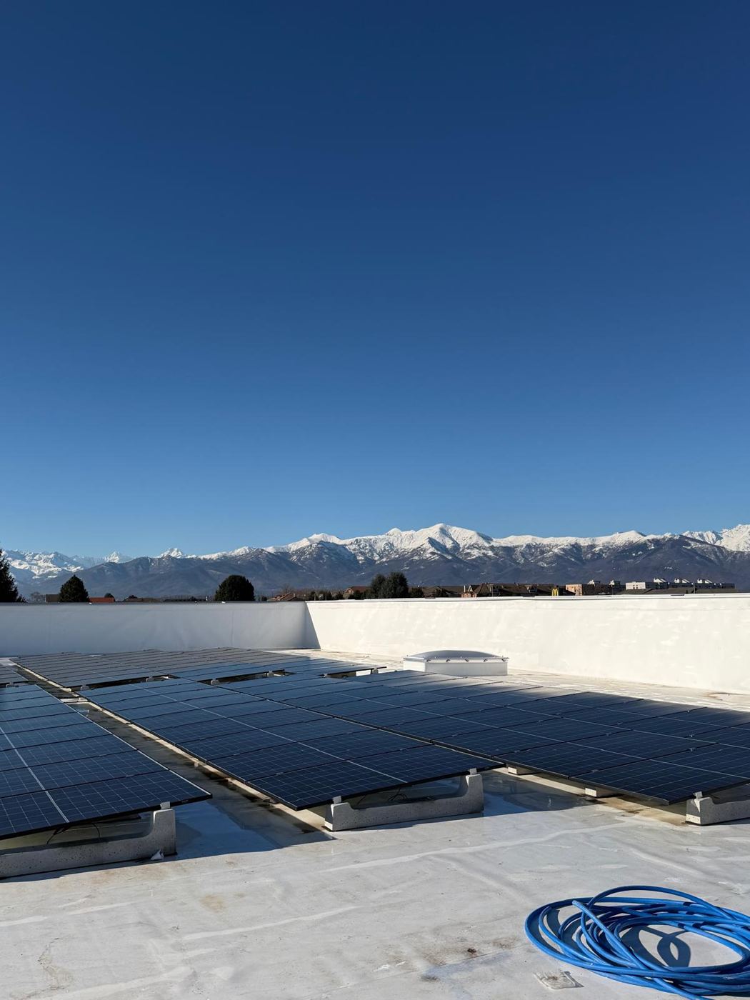 Impianto fotovoltaico sul tetto con le Alpi sullo sfondo