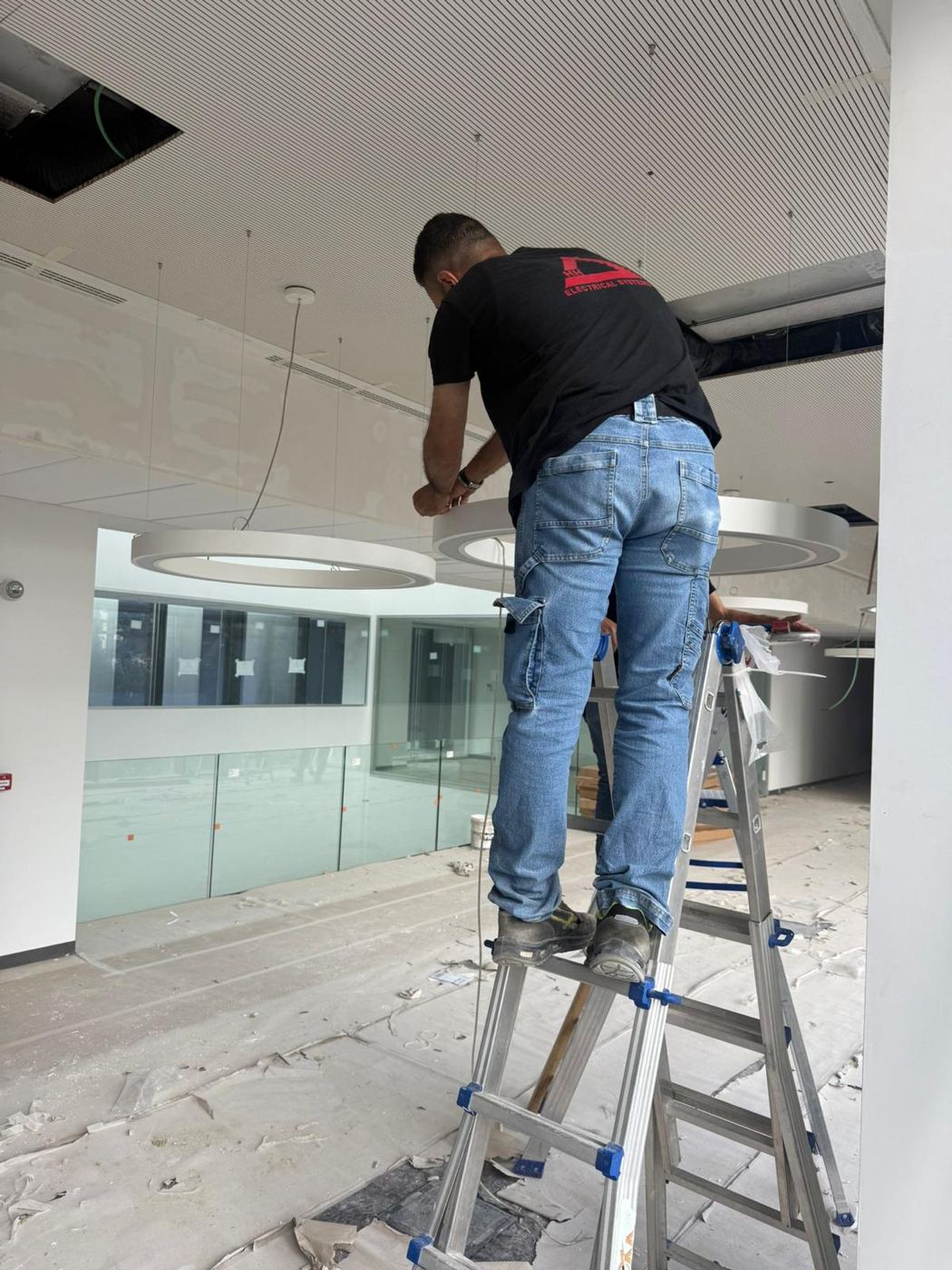 Tecnico HH installa lampade a sospensione circolari