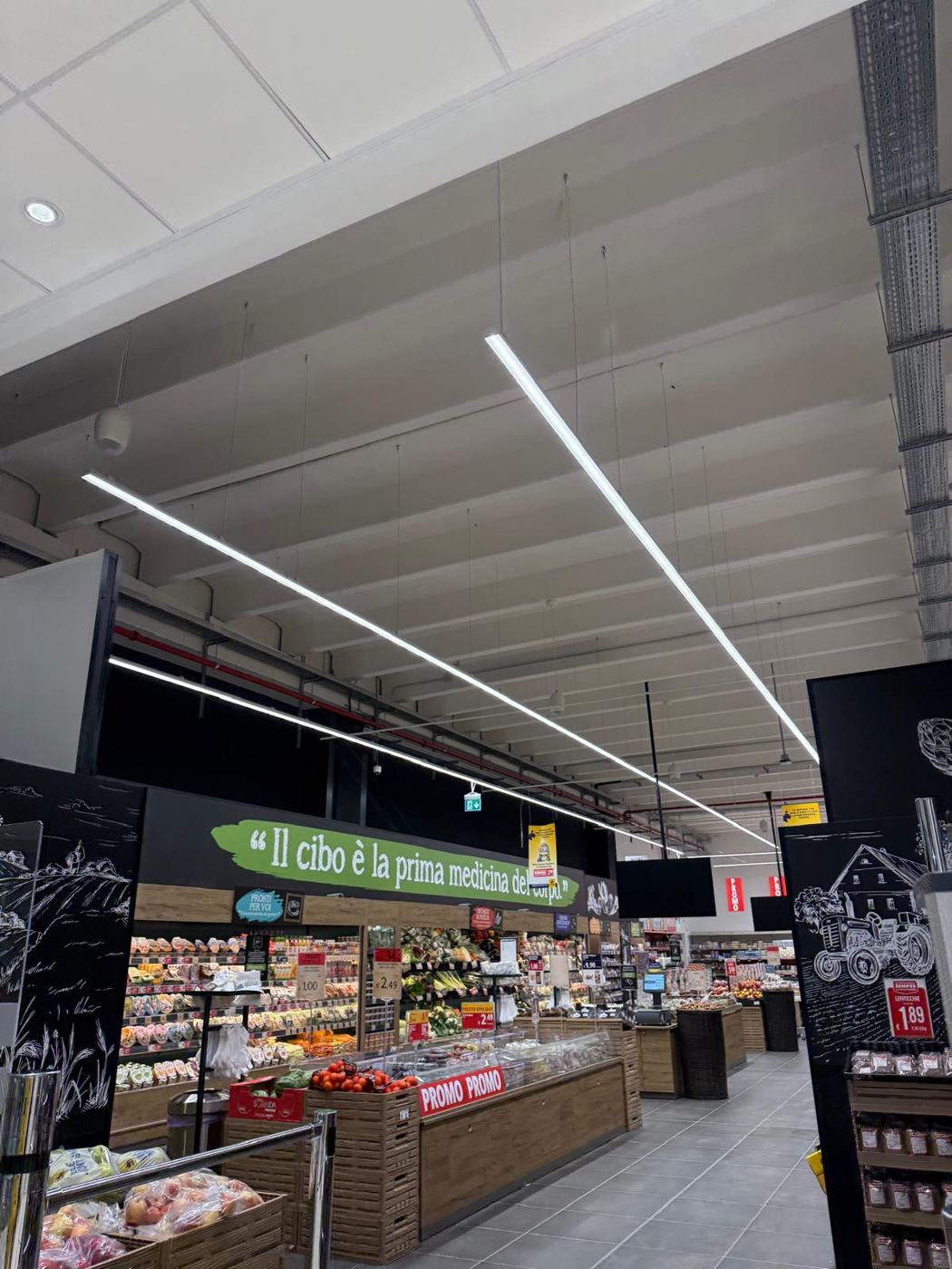Illuminazione LED lineare nel supermercato