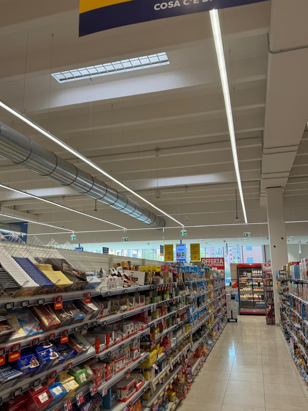 Corsia di supermercato illuminata