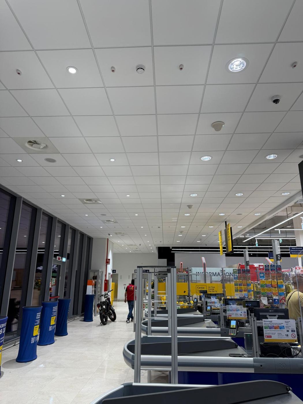 Area casse con controsoffitto e impianti